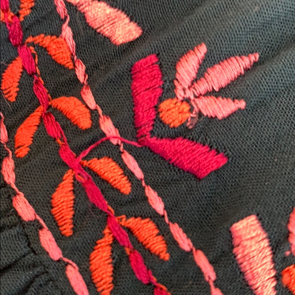 Hand embroidered blouse - Picture 6 of 7